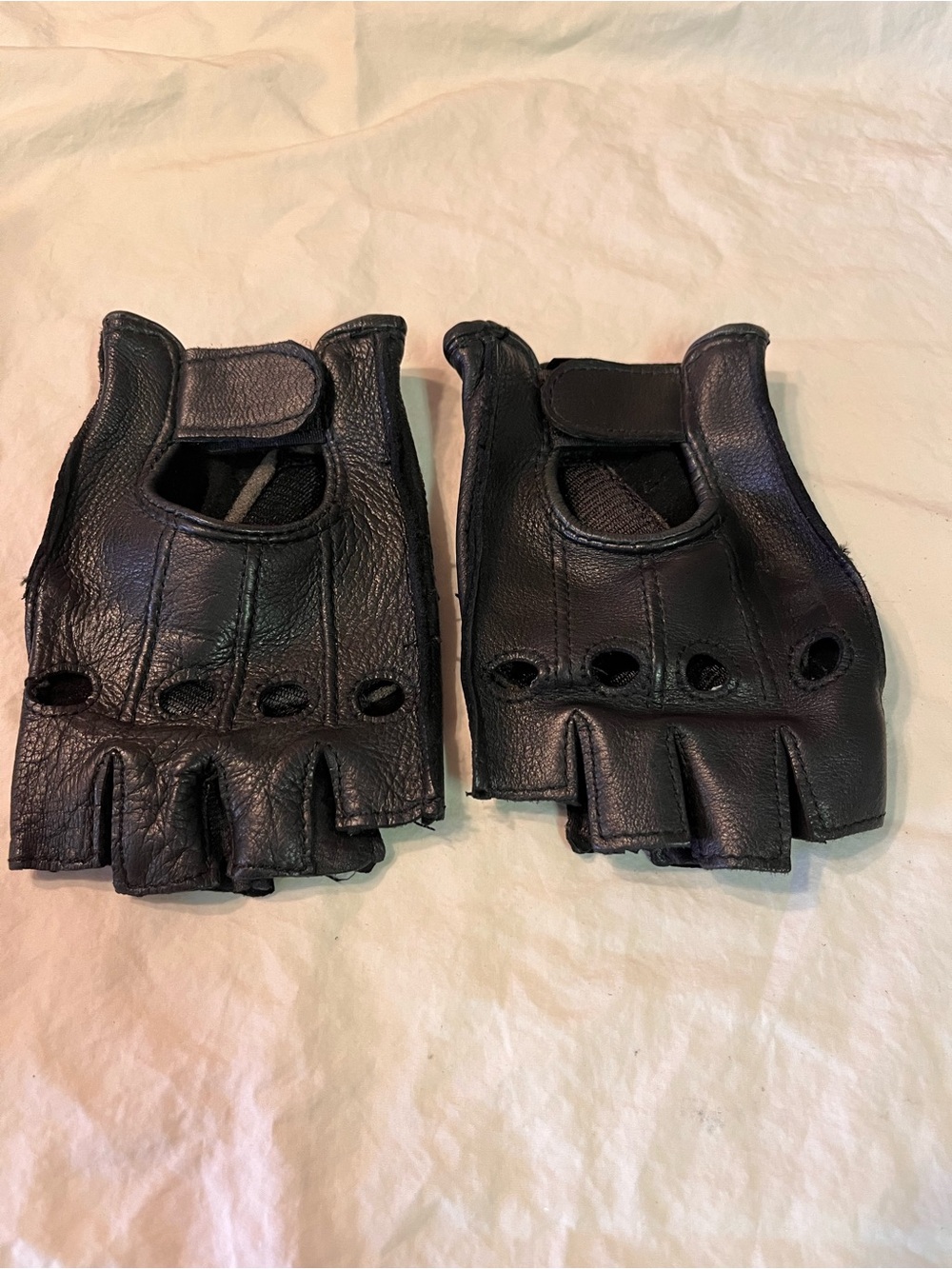 Leather Black deerskin fingerless gloves
Motorcycle
knuckle ventilation hole
XS
